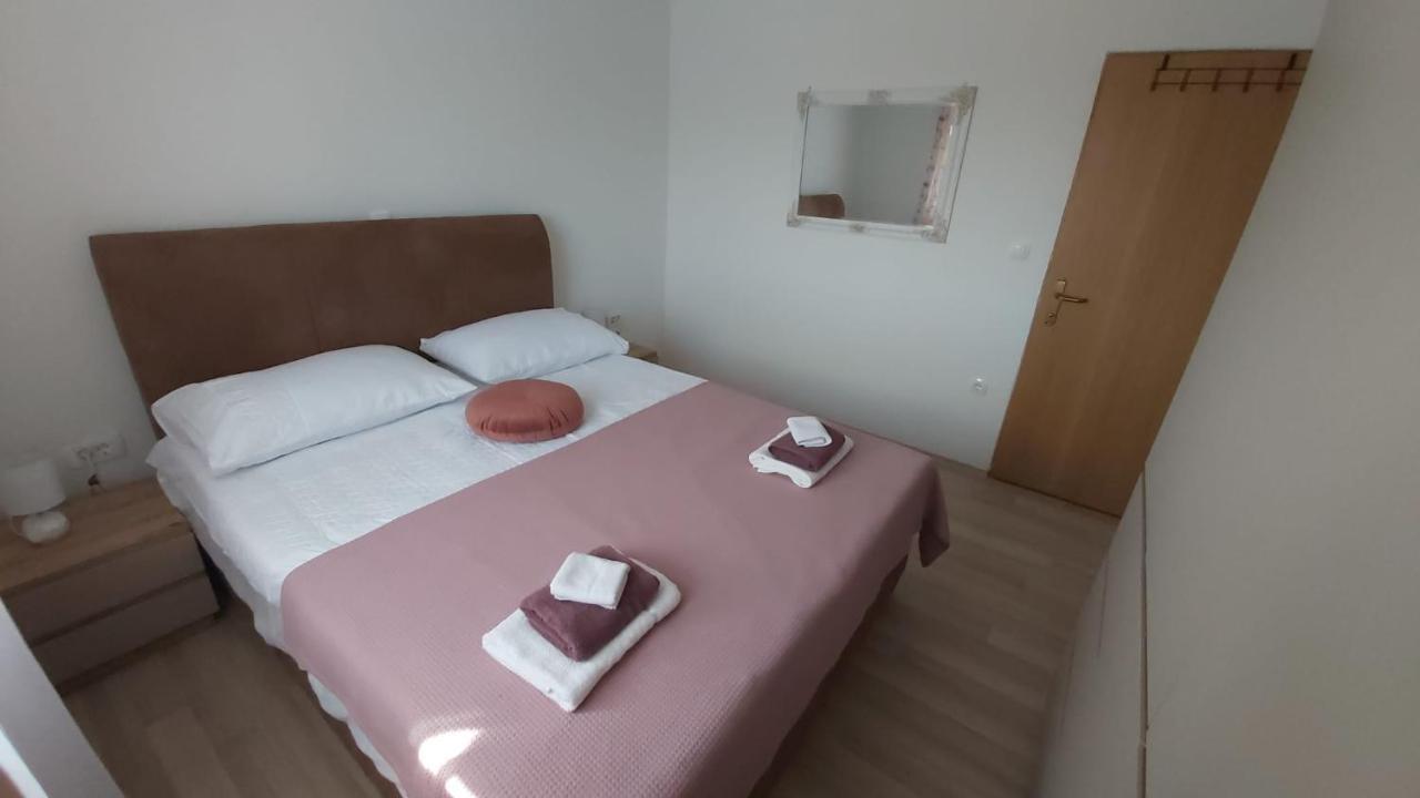 Luka Appartement Galovac  Buitenkant foto