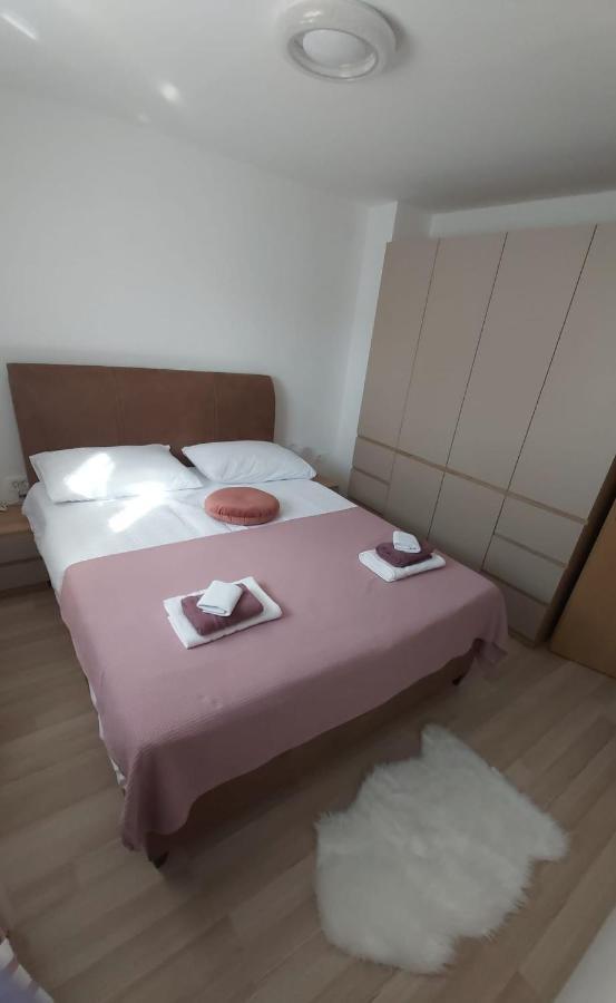 Luka Appartement Galovac  Buitenkant foto