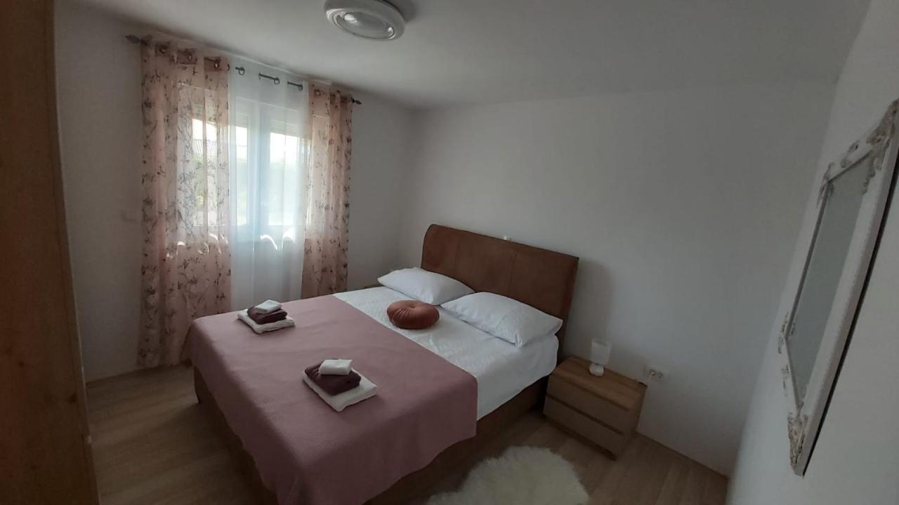 Luka Appartement Galovac  Buitenkant foto